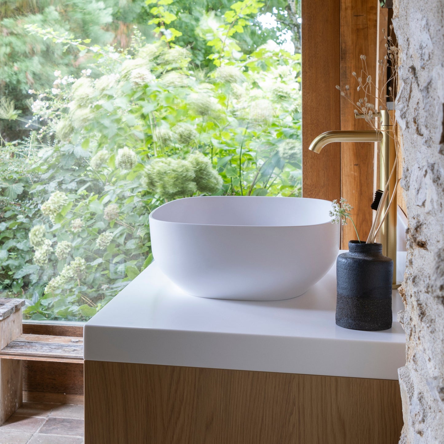 Malo, le plan avec vasque ovale posée, en Solid Surface