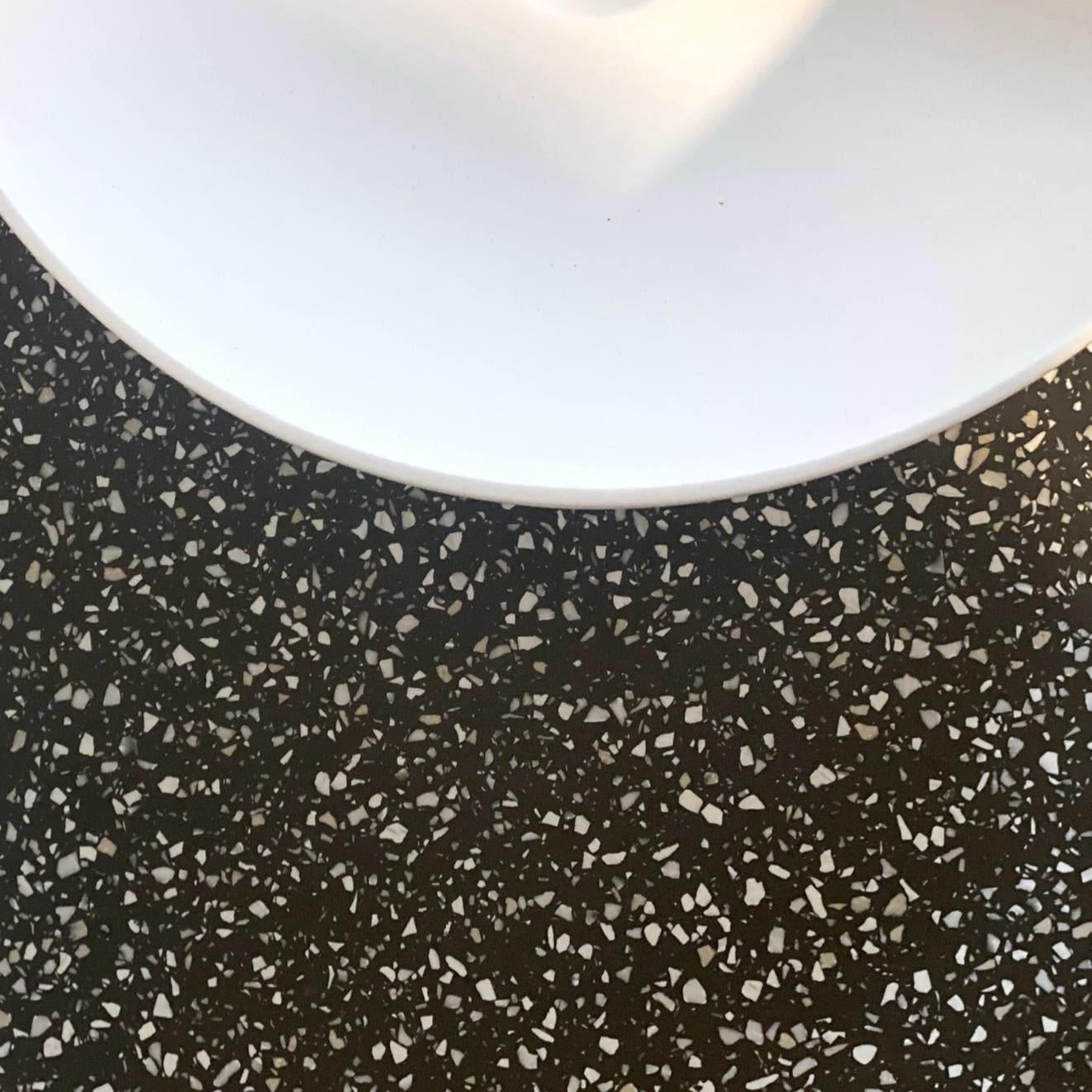 Jules, le plan avec vasque sphérique posée, en Solid Surface