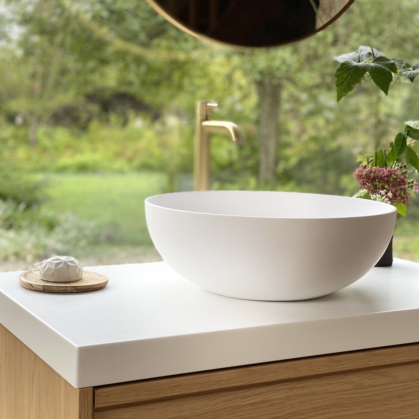 Jules, le plan avec vasque sphérique posée, en Solid Surface