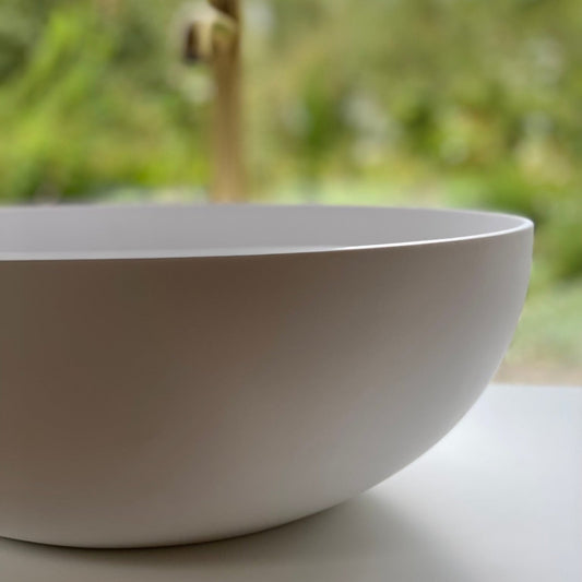 Jules, le plan avec vasque sphérique posée, en Solid Surface