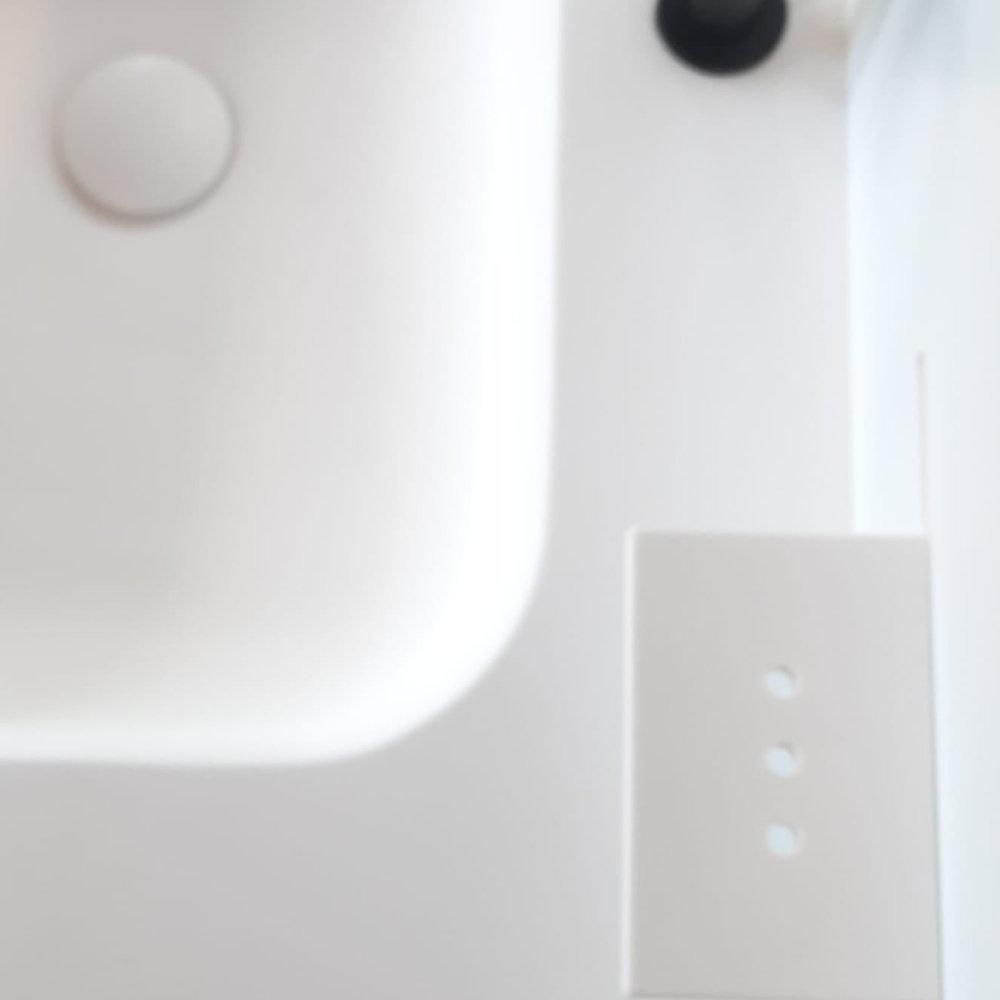 Inès, la crédence innovante en Solid Surface, pour votre salle de bains