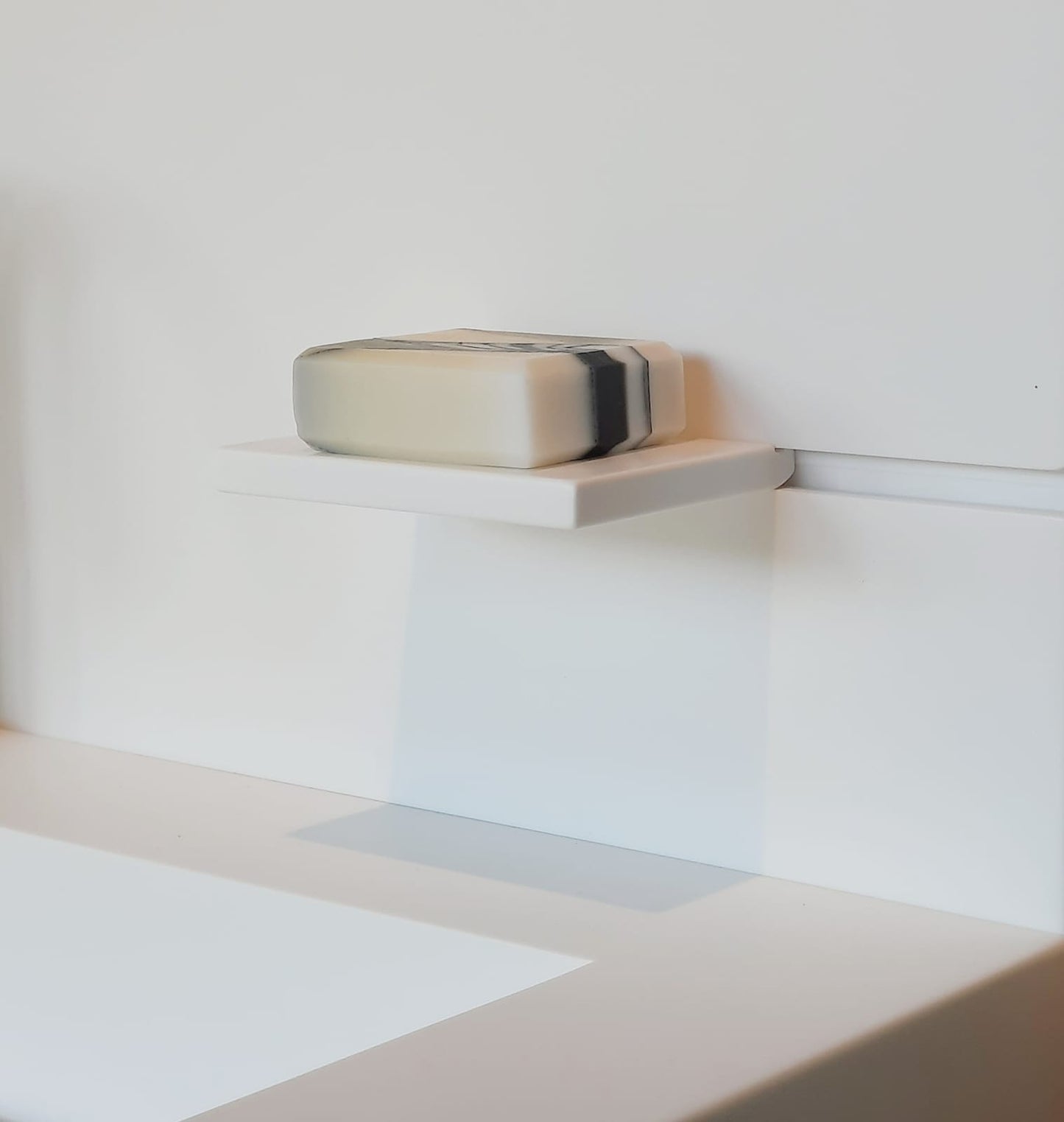 Inès, la crédence innovante en Solid Surface, pour votre salle de bains