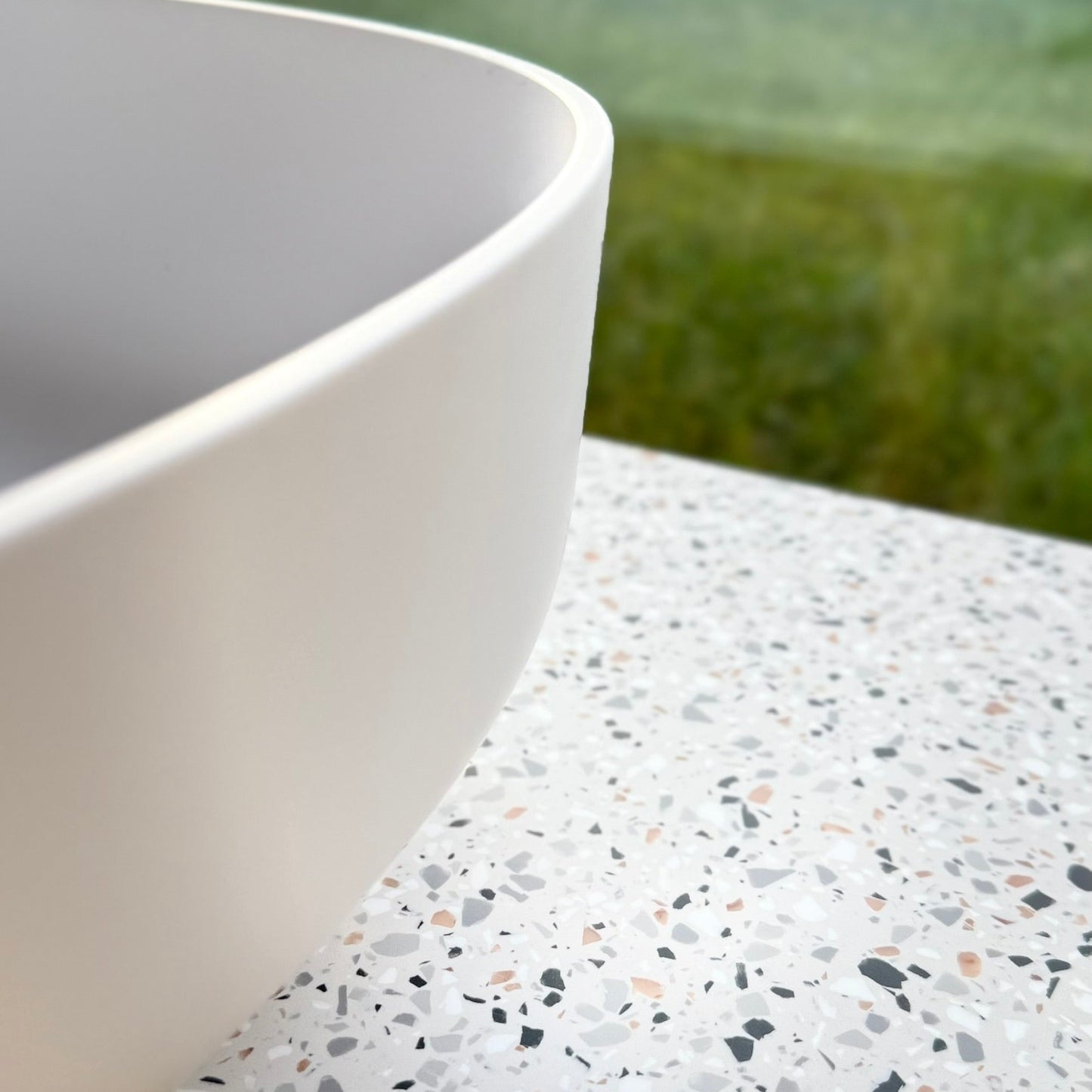 Malo, le plan avec vasque ovale posée, en Solid Surface