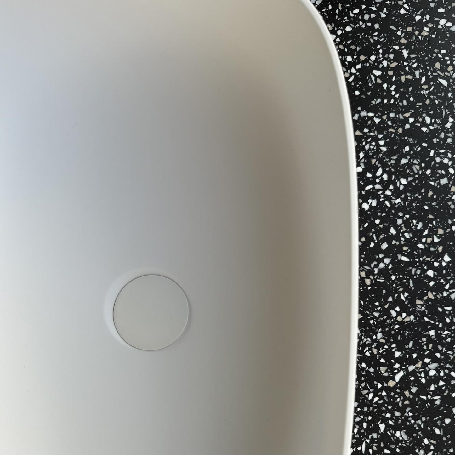 Malo, le plan avec vasque ovale posée, en Solid Surface