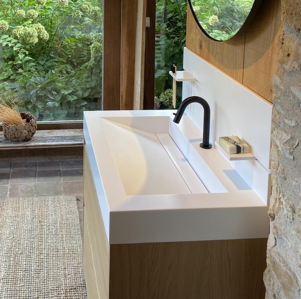 Inès, la crédence innovante en Solid Surface, pour votre salle de bains