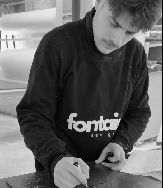 Charger la vidéo : Ce video présente les différentes phases de fabrication artisanale des plans vasques fontaine en matériau Solid Surface - marques Corian(r) et Durasein (r). De part ses joints invisibles et sa capacité à être thermoformer, ce matériau permet de réaliser des créations aux formes variées et sans limites avec un toucher de surface très très doux.